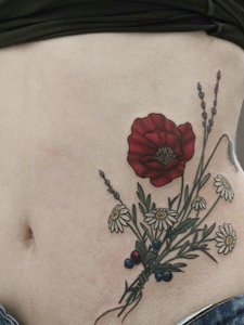 火辣美女腰部上的花朵纹身刺青