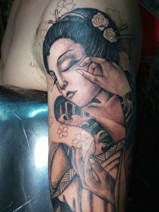 手臂一枚精致的花妓纹身图案