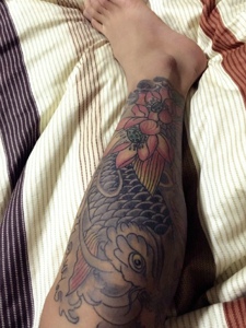 包小腿彩色经典鲤鱼纹身图案