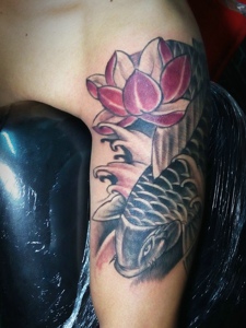 莲花与鲤鱼一起的手臂纹身刺青