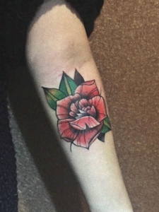 女生手臂个性红花绽放图案刺青