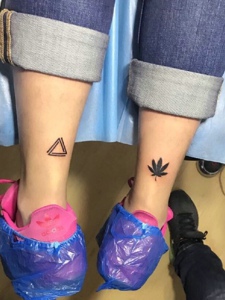 双小腿外侧两个不同图案的纹身刺青