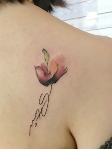 女生后背漂亮的花朵纹身刺青