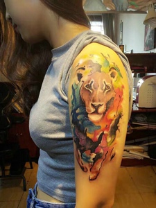 男士手臂水彩狮子头像纹身图案