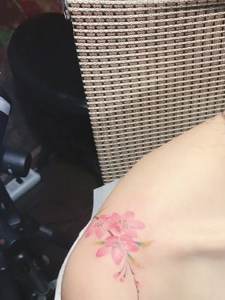 晳白肌肤香肩上的小樱花纹身图案