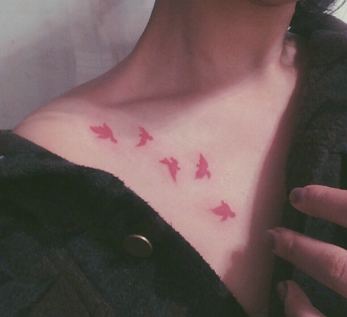 点击大图看下一张：性感女生锁骨处时尚小鸟纹身图案