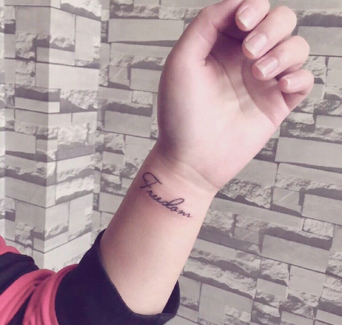 点击大图看下一张:简单低调的手腕小英文纹身图案