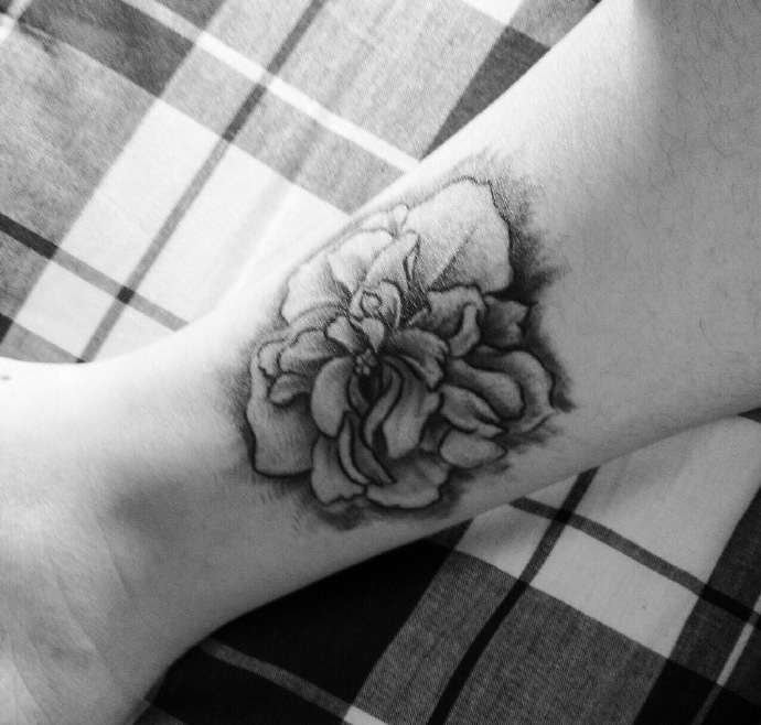 点击大图看下一张：裸脚上的一朵黑白玫瑰纹身图案