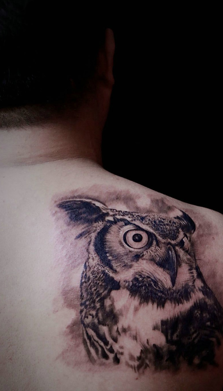 点击大图看下一张：男士后背一只猫头鹰纹身图案