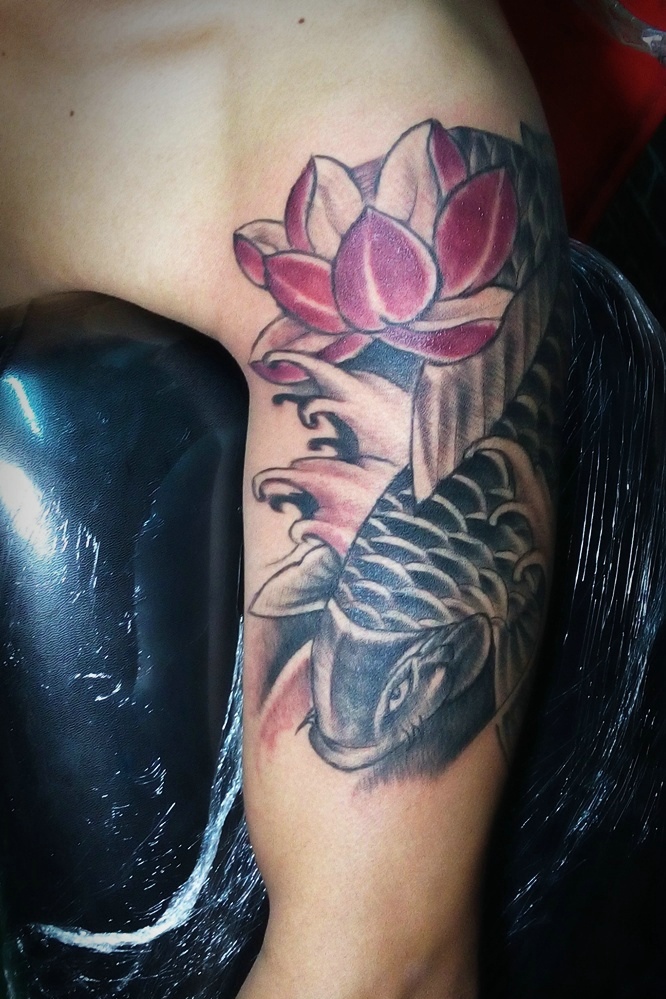 点击大图看下一张：莲花与鲤鱼一起的手臂纹身刺青