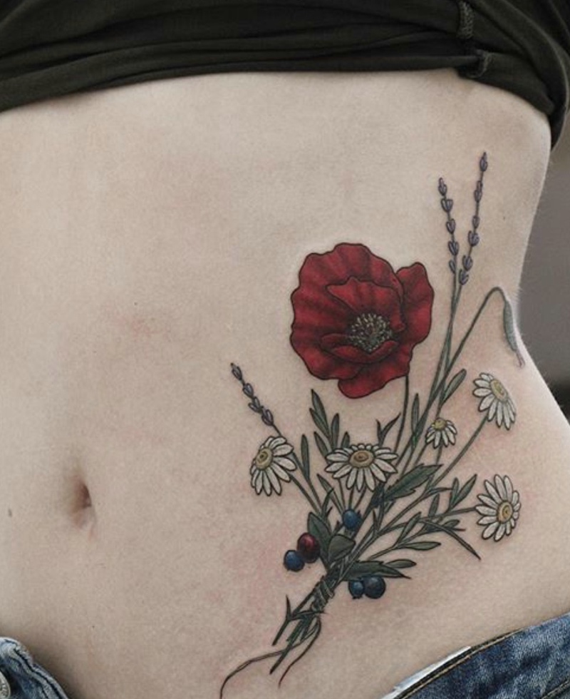 点击大图看下一张：火辣美女腰部上的花朵纹身刺青