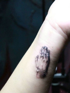 手臂一款有个性的手掌纹身图案