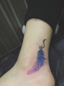 裸脚边上的彩色羽毛纹身图案
