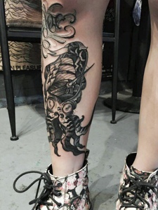 小腿处一款时尚个性的图腾纹身刺青