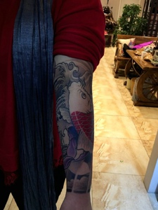 花臂时尚耐看的红鲤鱼纹身刺青