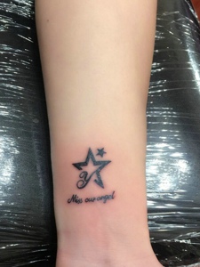 迷你五角星与英文一起的手腕纹身图案