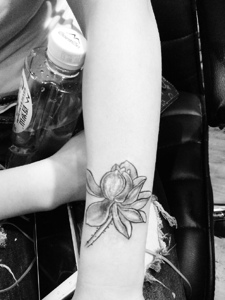 手臂一朵黑灰莲花纹身图案很优雅