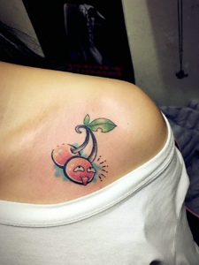女生香肩下的彩色水果纹身图案