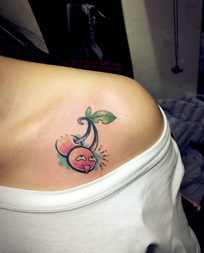 点击大图看下一张：女生香肩下的彩色水果纹身图案