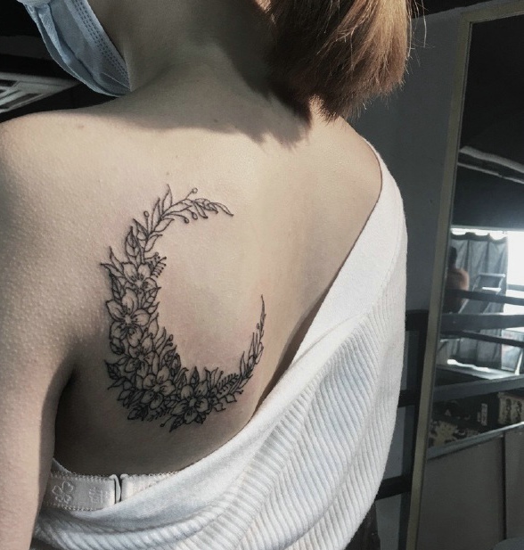 点击大图看下一张：女生左边背部月亮花朵纹身图案