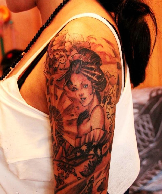 点击大图看下一张：花臂经典传统花妓纹身图案