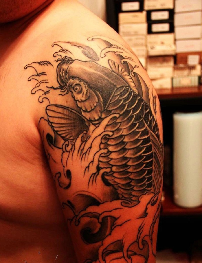 点击大图看下一张：大臂帅气十足的传统鲤鱼纹身图案