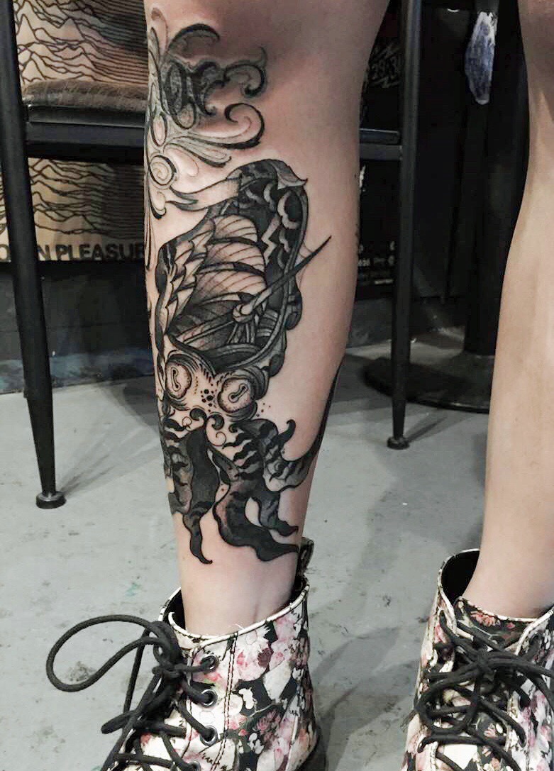 点击大图看下一张：小腿处一款时尚个性的图腾纹身刺青