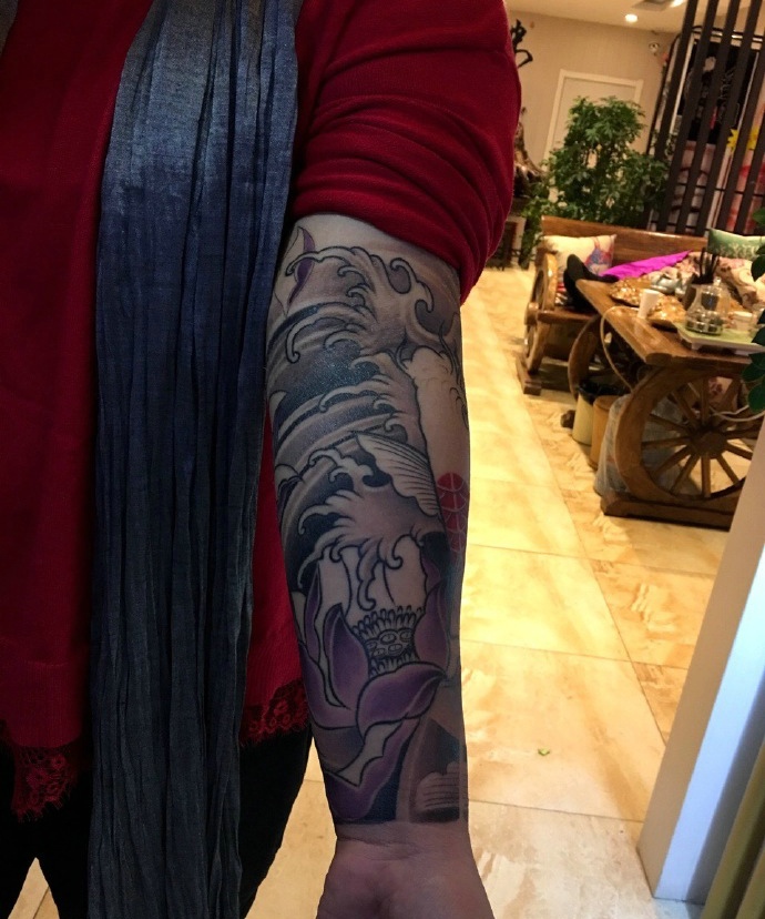 点击大图看下一张：花臂时尚耐看的红鲤鱼纹身刺青