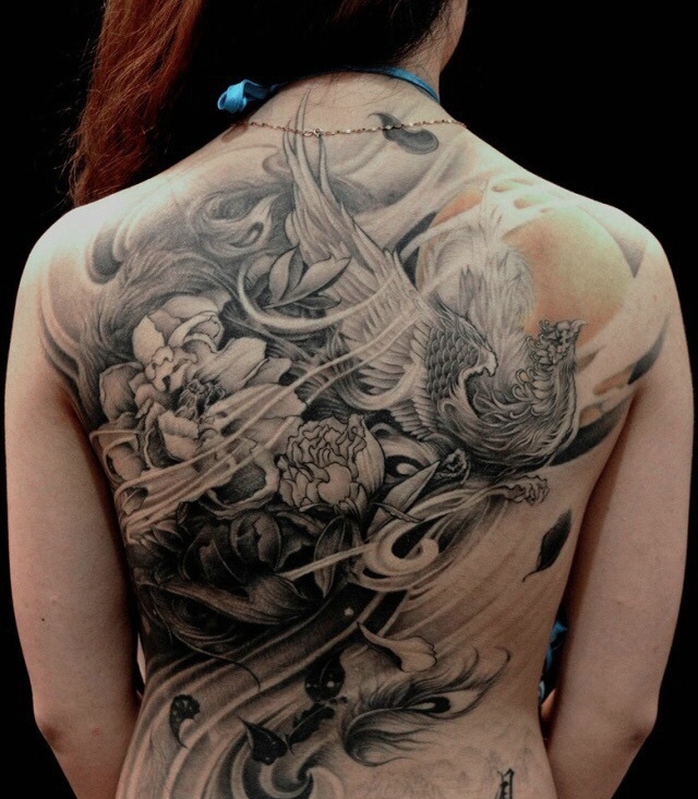 点击大图看下一张：个性女孩满背霸气的凤凰纹身图案
