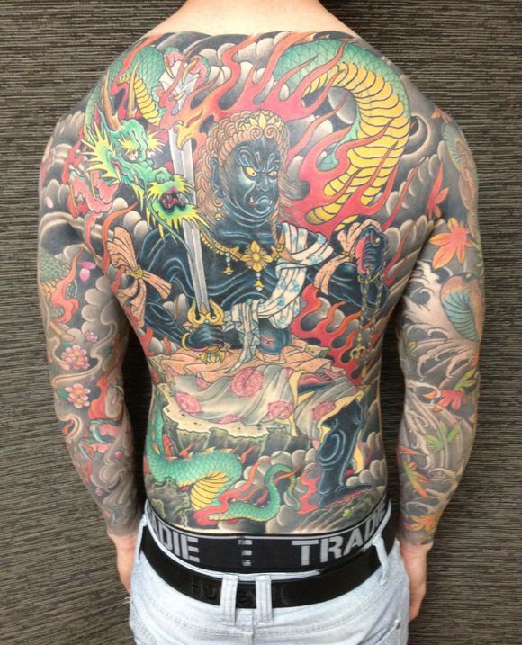 点击大图看下一张：经典十足的满背传统彩色图腾纹身刺青