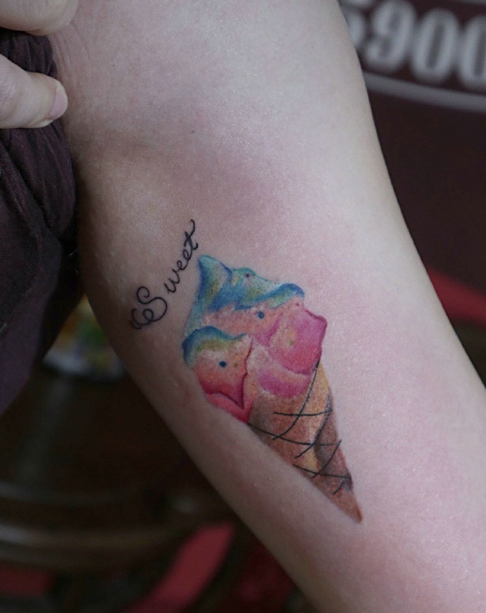 点击大图看下一张：手臂内侧个性冰淇淋纹身图案