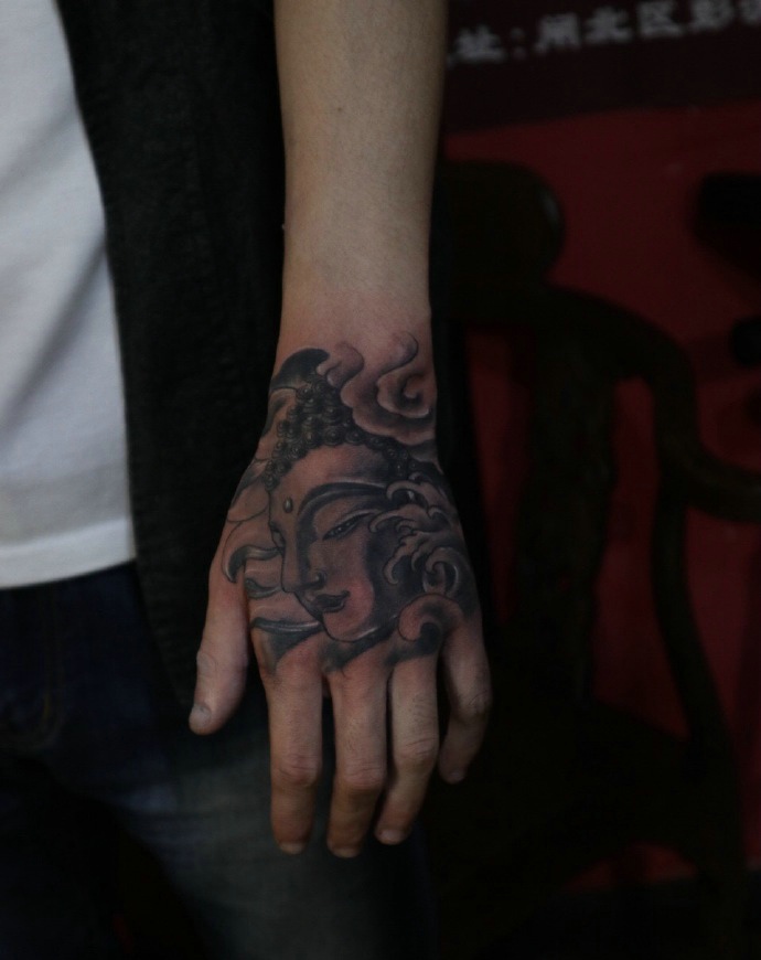点击大图看下一张：手背个性迷你佛头纹身图案