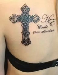 肩背部精致个性十字架纹身