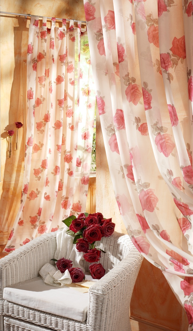 点击大图看下一张：玫瑰花饰窗帘图片素材