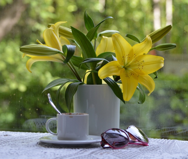 点击大图看下一张：黄色清新百合花高清图片