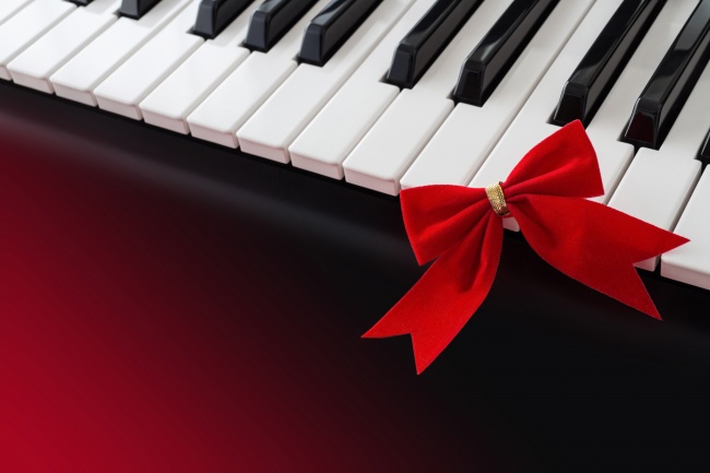 点击大图看下一张：黑白琴键与红色蝴蝶结图片