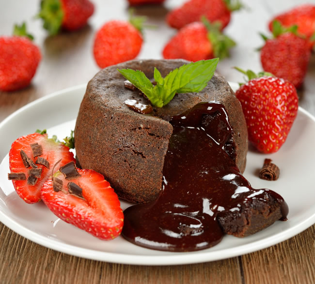 点击大图看下一张：草莓巧克力蛋糕图片