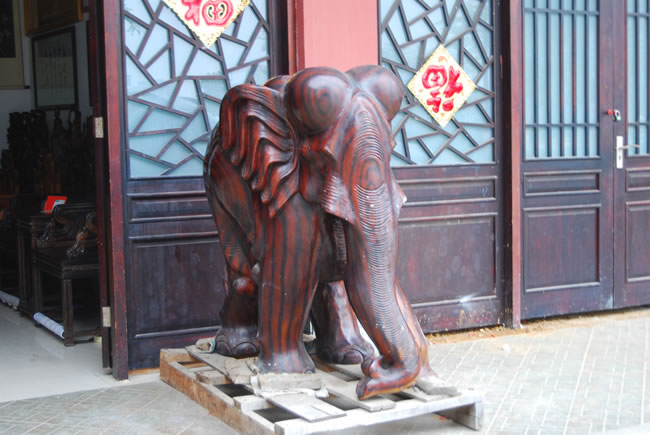 点击大图看下一张：大型红木大象雕塑图片