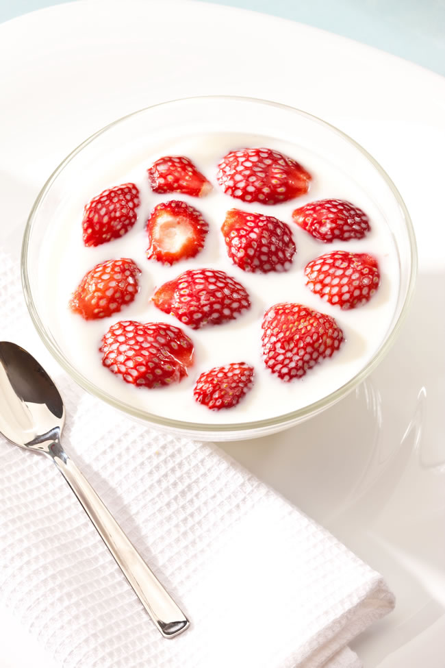 点击大图看下一张：美味的草莓酸奶图片