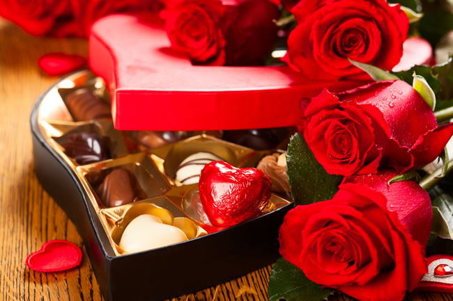 点击大图看下一张：巧克力与玫瑰花图片