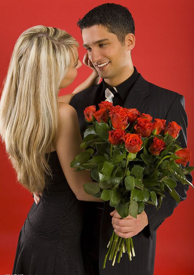 点击大图看下一张：玫瑰花情侣图片