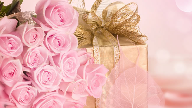 点击大图看下一张：粉色玫瑰花与礼品盒图片