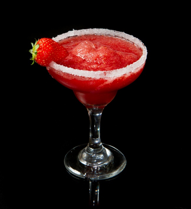 点击大图看下一张：夏天草莓果汁饮料图片素材