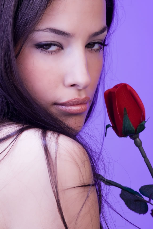 点击大图看下一张：美女持玫瑰花高清图片