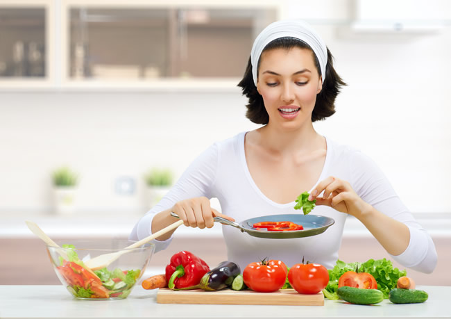 点击大图看下一张：美女在厨房做蔬菜沙拉健康饮食图片