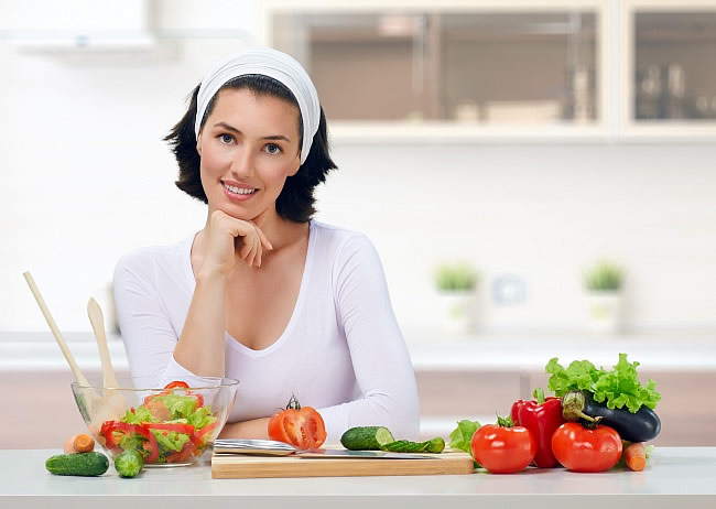 点击大图看下一张：欧美厨房美女蔬菜沙拉图片素材