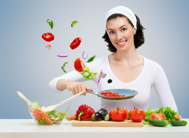点击大图看下一张：美女蔬菜沙拉健康饮食图片