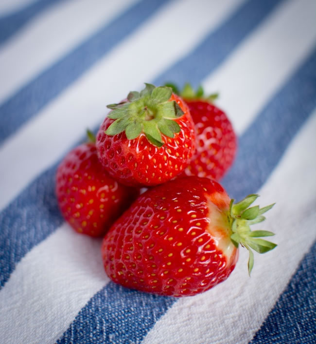 点击大图看下一张：鲜红可爱草莓图片素材
