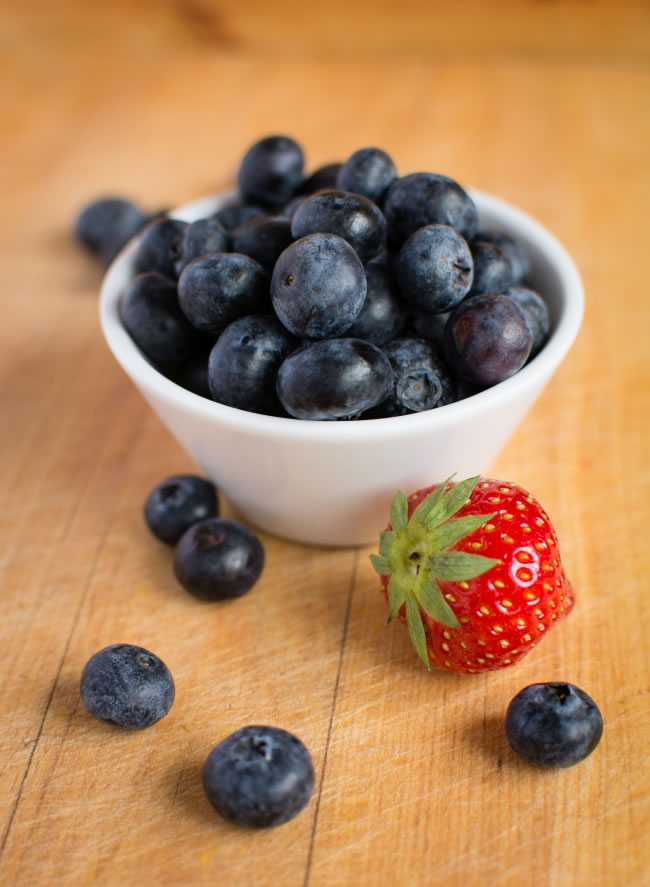 点击大图看下一张：野生蓝莓与草莓图片素材