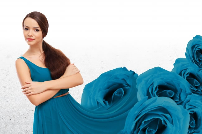 点击大图看下一张：蓝色玫瑰花裙美女图片